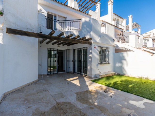 Maison mitoyenne avec 3 Chambres  à Nueva Andalucía