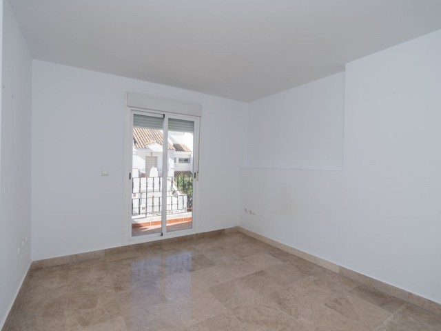 Maison mitoyenne avec 3 Chambres  à Nueva Andalucía