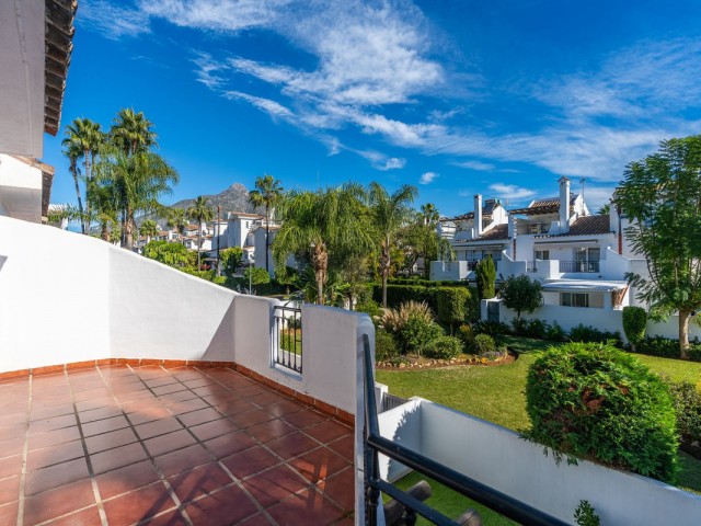 Maison mitoyenne avec 3 Chambres  à Nueva Andalucía