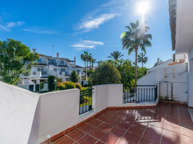 Maison mitoyenne avec 3 Chambres  à Nueva Andalucía