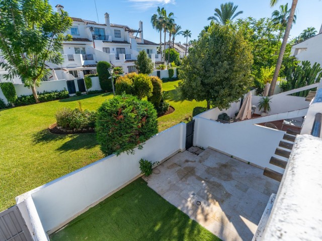 Maison mitoyenne avec 3 Chambres  à Nueva Andalucía