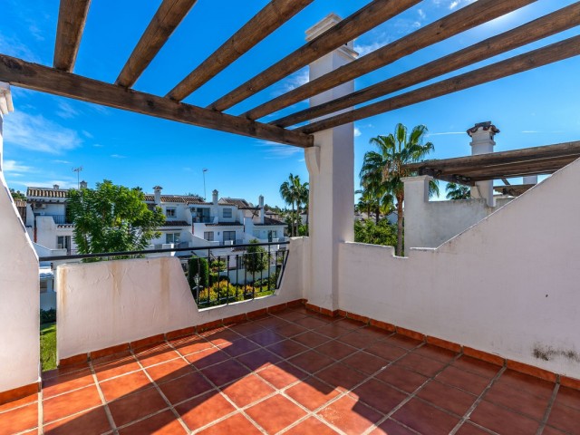 Maison mitoyenne avec 3 Chambres  à Nueva Andalucía