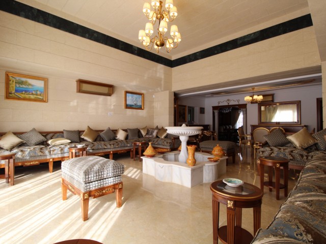 Villa con 8 Dormitorios  en Guadalmina Baja