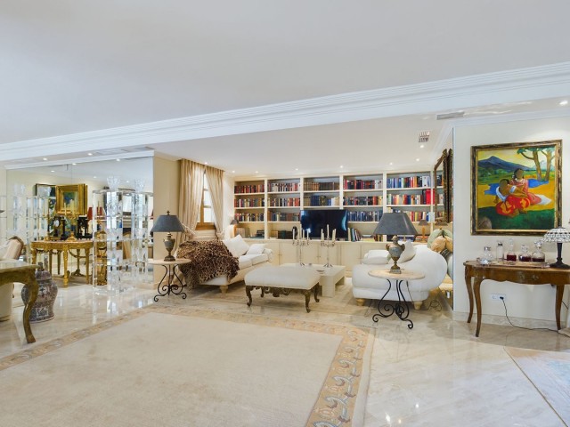 Villa, Nueva Andalucia, R4366912