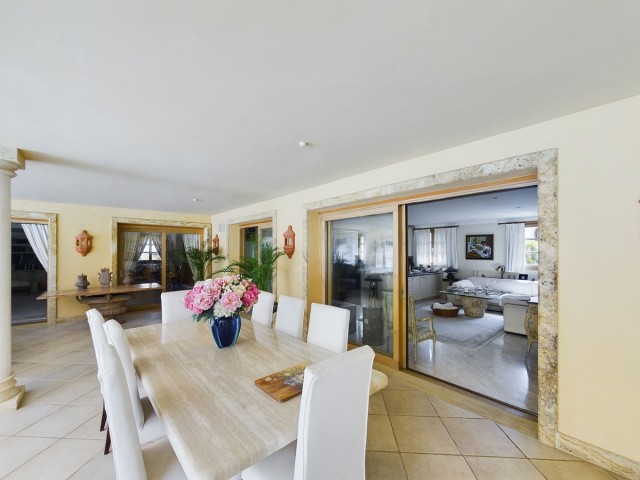 Villa, Nueva Andalucia, R4366912