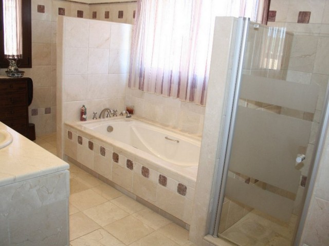 5 Soveroms Villa i Estepona