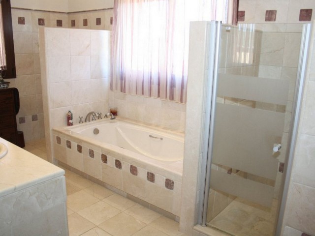 5 Soveroms Villa i Estepona