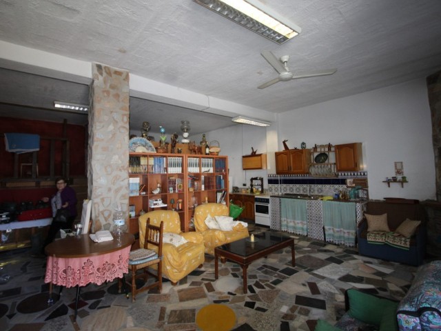 Adosado con 7 Dormitorios  en Sayalonga