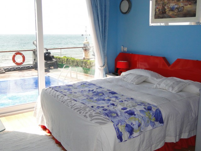 6 Bedrooms Villa in El Chaparral