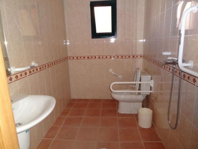 Comercial con 64 Dormitorios  en Málaga