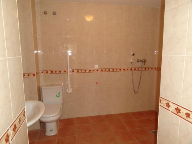 Comercial con 64 Dormitorios  en Málaga