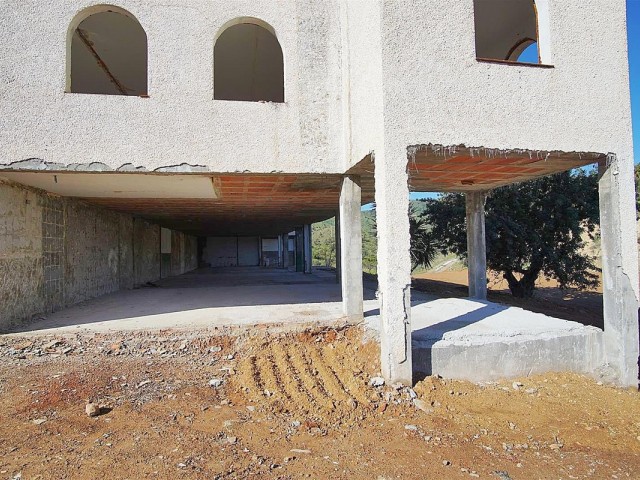 Villa con 22 Dormitorios  en Almogía