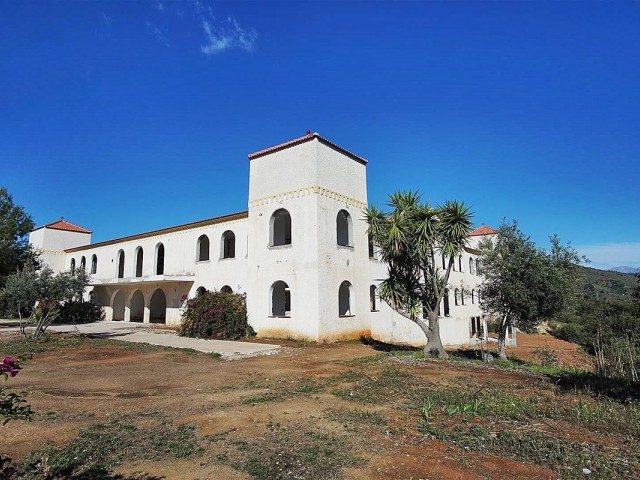 Villa con 22 Dormitorios  en Almogía