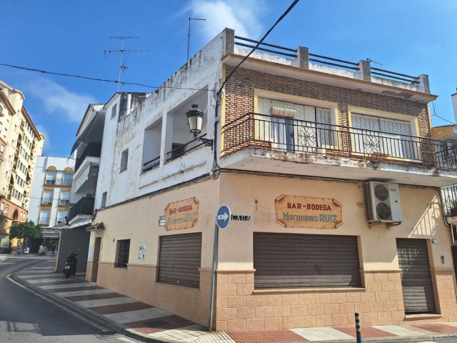 Comercial con 2 Dormitorios  en San Pedro de Alcántara
