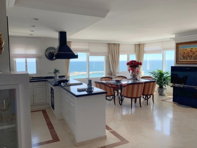 Penthouse avec 2 Chambres  à Estepona
