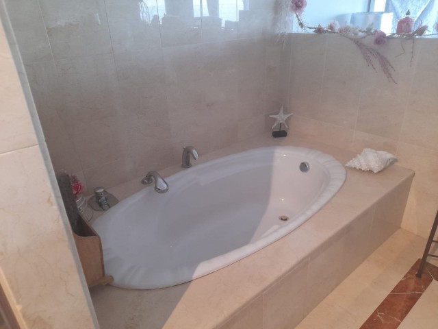 Penthouse avec 2 Chambres  à Estepona