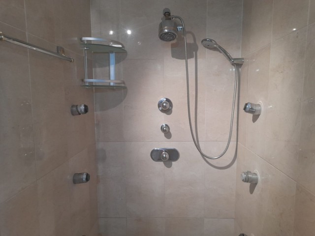 Penthouse avec 2 Chambres  à Estepona