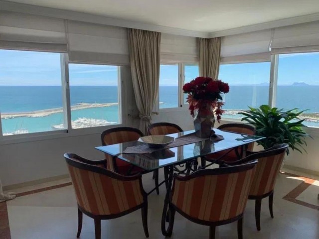 Penthouse avec 2 Chambres  à Estepona