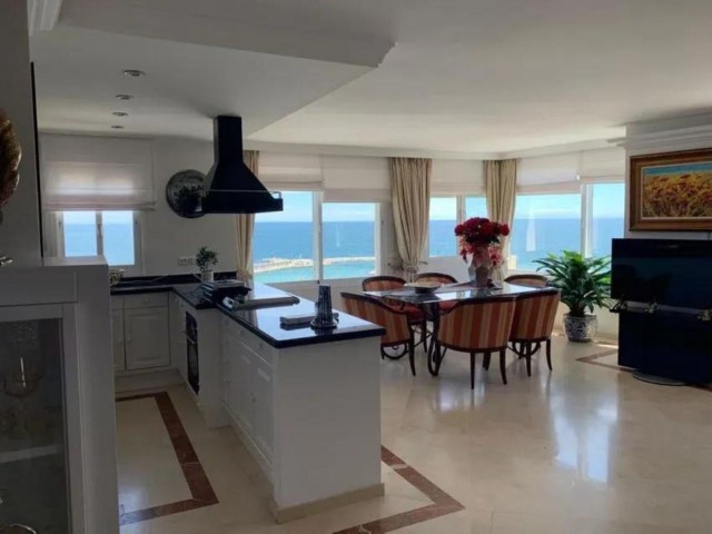 Penthouse avec 2 Chambres  à Estepona