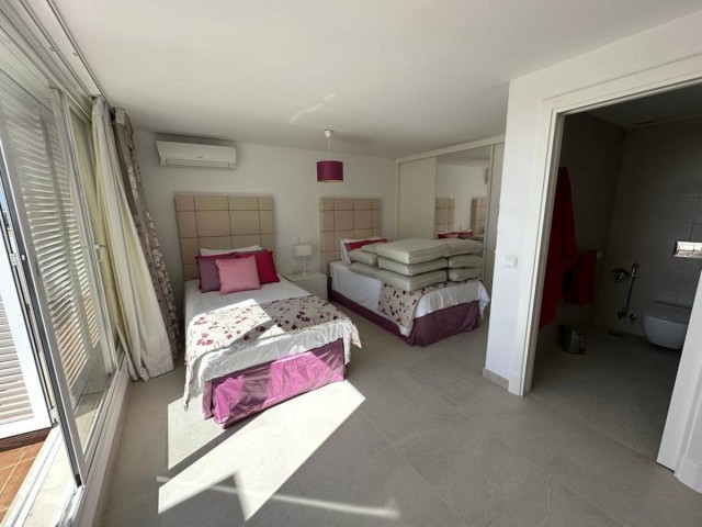 Appartement avec 4 Chambres  à Nueva Andalucía