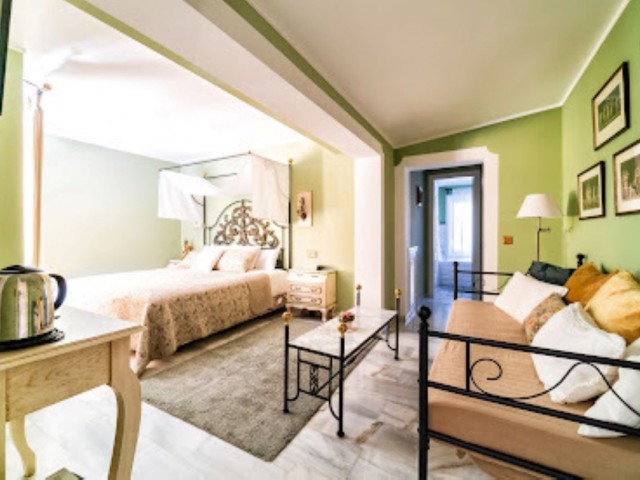 Comercial con 13 Dormitorios  en Marbella