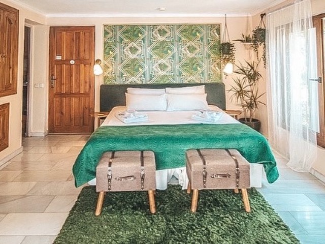 Comercial con 9 Dormitorios  en Marbella