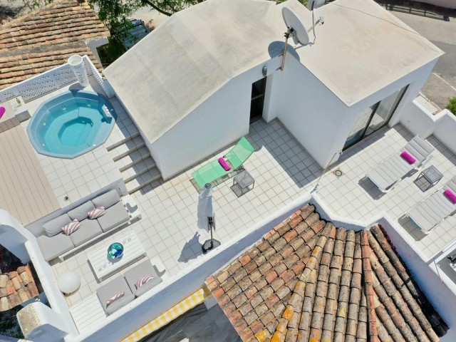 Ático con 5 Dormitorios  en Elviria