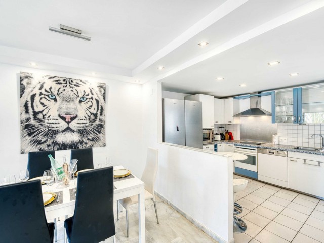 Ático con 5 Dormitorios  en Elviria