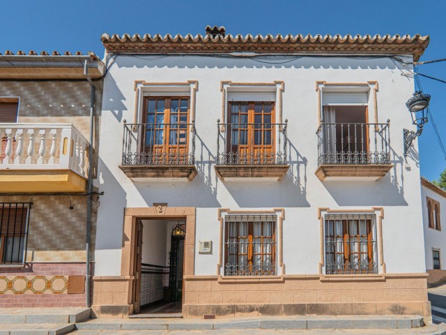 Villa con 5 Dormitorios  en Serrato