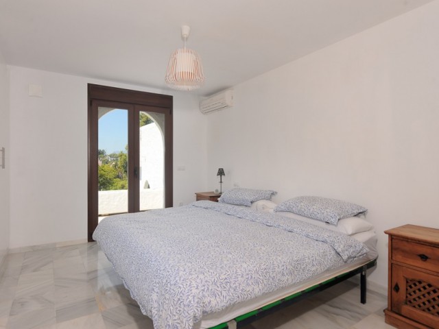 Adosado con 2 Dormitorios  en Nueva Andalucía
