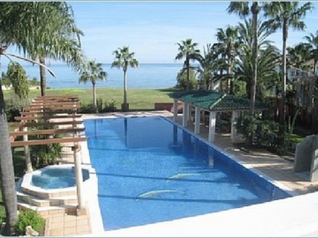 5 Soveroms Villa i Estepona