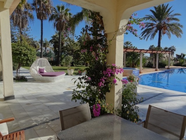 5 Soveroms Villa i Estepona