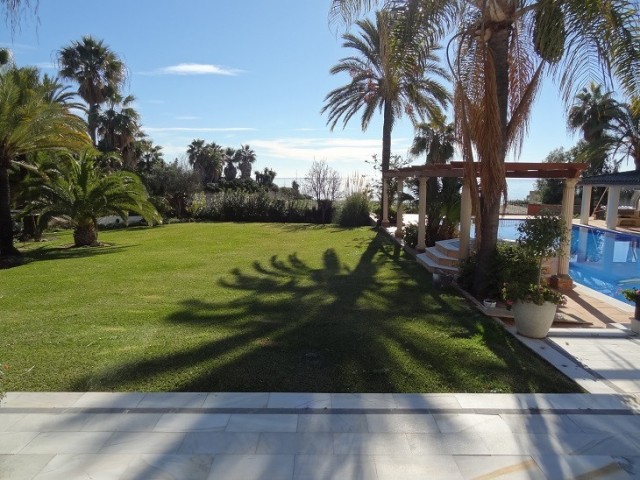 5 Soveroms Villa i Estepona