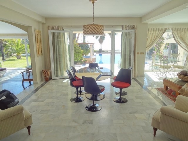 5 Soveroms Villa i Estepona