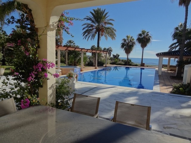 5 Soveroms Villa i Estepona