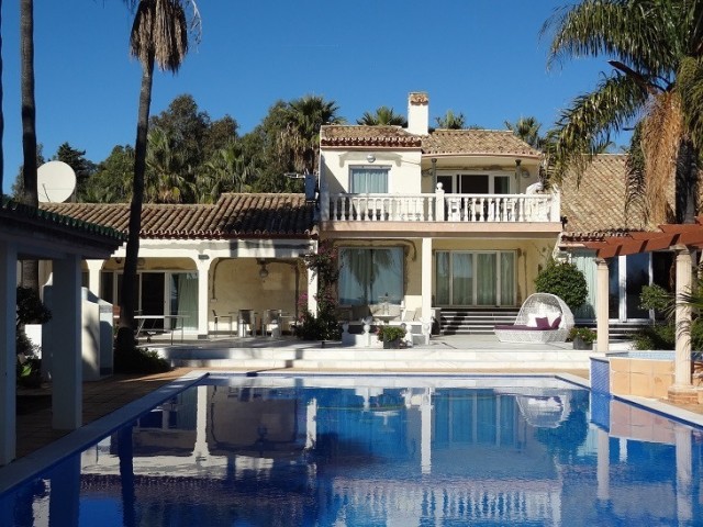5 Soveroms Villa i Estepona