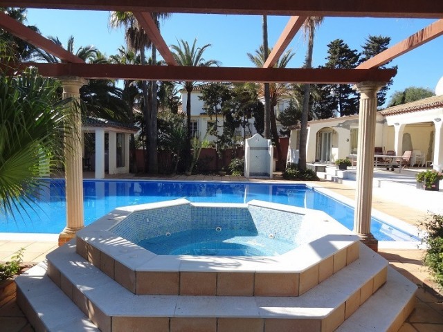 5 Soveroms Villa i Estepona