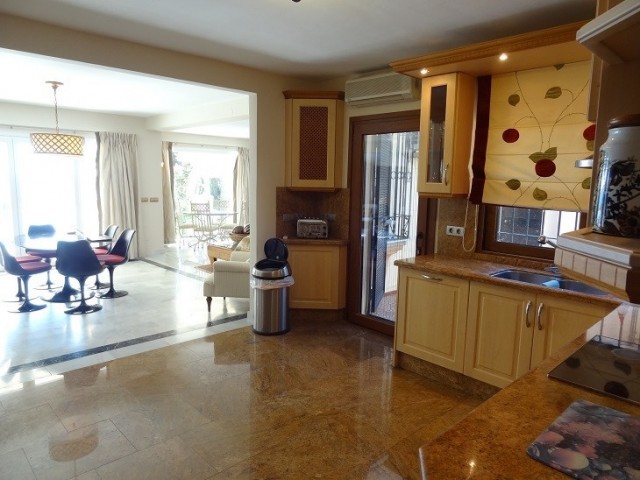 5 Soveroms Villa i Estepona