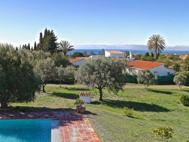 Villa con 4 Dormitorios  en Elviria