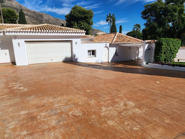 8 Bedrooms Villa in Benalmadena