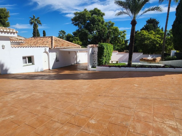 8 Bedrooms Villa in Benalmadena
