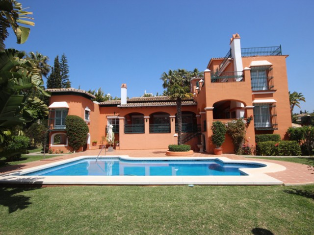 Villa avec 4 Chambres  à Bahía de Marbella