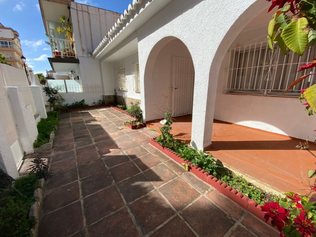 4 Bedrooms Villa in Los Boliches