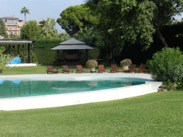 Villa con 10 Dormitorios  en Guadalmina Baja