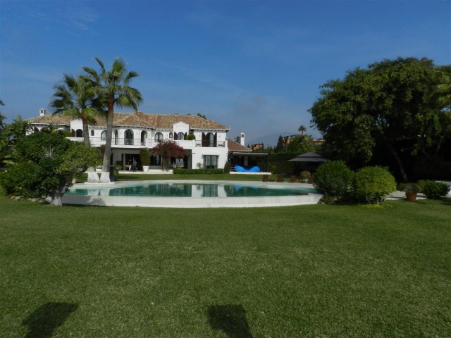 10 Soveroms Villa i Guadalmina Baja