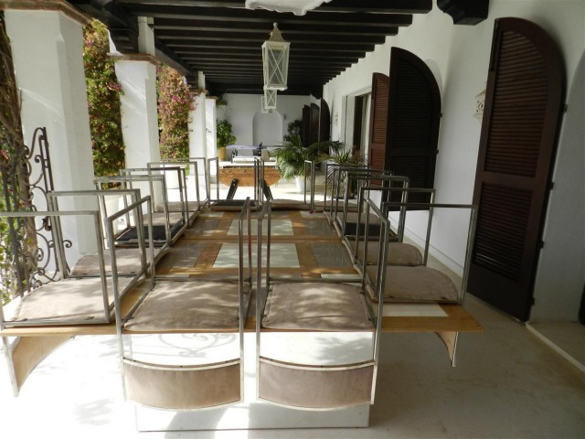 10 Soveroms Villa i Guadalmina Baja