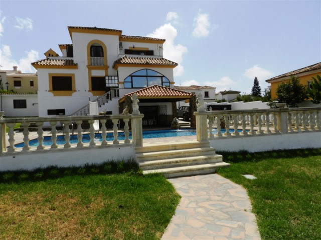 Villa avec 4 Chambres  à Los Barrios
