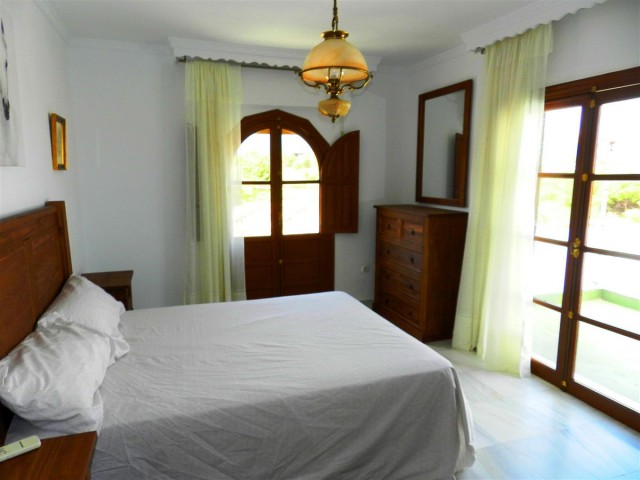 Villa con 4 Dormitorios  en Los Barrios