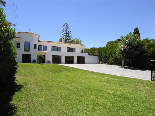 Villa con 8 Dormitorios  en San Pedro de Alcántara