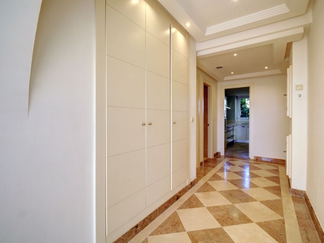 Apartment, Nueva Andalucia, R4576816